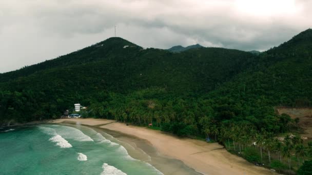豪雨の後 フィリピン パラワンで4Kナグタボンビーチを視察 嵐のような雲や波がビーチに降り注ぐ — ストック動画