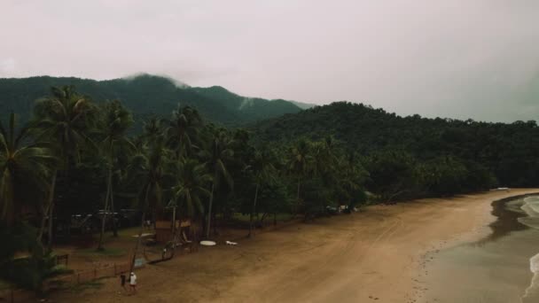 暴雨过后 菲律宾巴拉望4K Nagtabon海滩的空中景观 汹涌的云彩和海浪拍打着海滩 — 图库视频影像