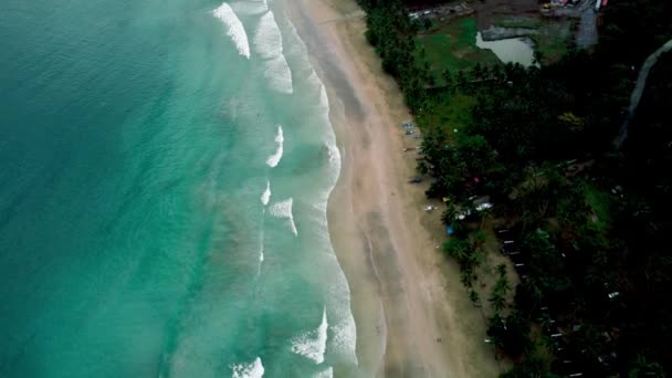 豪雨の後 フィリピン パラワンで4Kナグタボンビーチを視察 嵐のような雲や波がビーチに降り注ぐ — ストック動画