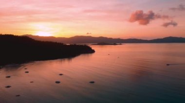 Palawan, Filipinler 'deki Port Barton Limanı üzerinde güneşli bir sabahta hava manzarası. Mavi denizler ve gökyüzü.