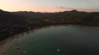 Palawan, Filipinler 'deki Coconut Sahili' nin 4k genişliğindeki hava manzarası. Turkuaz sular ve palmiyeli beyaz kumlu plajlar..