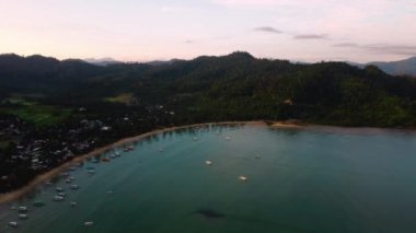 Palawan, Filipinler 'deki Coconut Sahili' nin 4k genişliğindeki hava manzarası. Turkuaz sular ve palmiyeli beyaz kumlu plajlar..