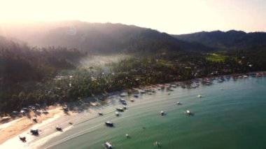 Palawan, Filipinler 'deki Coconut Sahili' nin 4k genişliğindeki hava manzarası. Turkuaz sular ve palmiyeli beyaz kumlu plajlar..