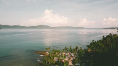 Palawan, Filipinler 'deki Coconut Sahili' nin 4k genişliğindeki hava manzarası. Turkuaz sular ve palmiyeli beyaz kumlu plajlar..