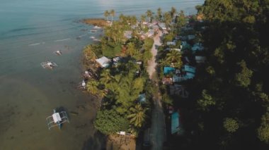 Palawan, Filipinler 'deki Coconut Sahili' nin 4k genişliğindeki hava manzarası. Turkuaz sular ve palmiyeli beyaz kumlu plajlar..