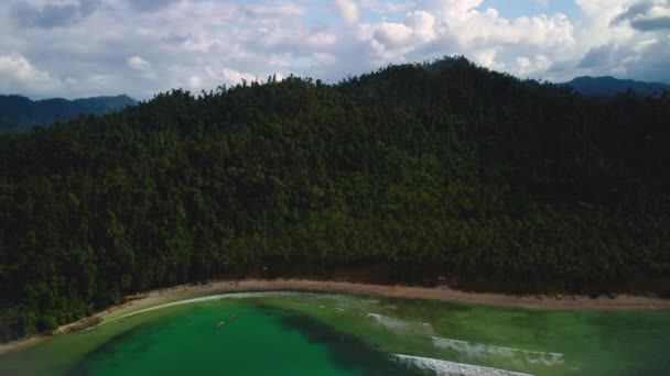 フィリピンのパラワンにあるココナッツビーチベイで撮影された4Kの空中ビュー 美しい風光明媚なトロピカルビーチ マングローブ ターコイズウォーター ココナッツライニングビーチ — ストック動画