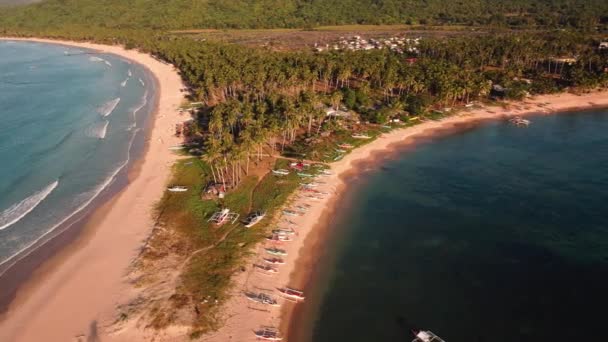 Flyg Utsikt Solnedgång Över Nacpan Beach Nido Filippinerna Vackra Natursköna — Stockvideo