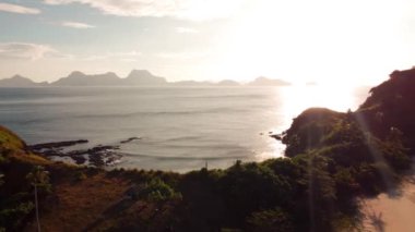 Nacpan Sahili, El Nido, Filipinler üzerindeki hava 4k manzaralı gün batımı. Güzel manzaralı sinematik manzaralar.