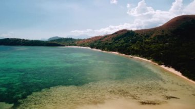 Marcilla Beach Coron, Filipinler üzerindeki hava 4k manzaralı sinemada. Manzaralı tropik plajlar, mangrovlar ve turkuaz sular.