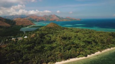 Marcilla Beach Coron, Filipinler üzerindeki hava 4k manzaralı sinemada. Manzaralı tropik plajlar, mangrovlar ve turkuaz sular.
