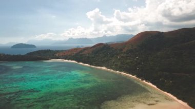 Marcilla Beach Coron, Filipinler üzerindeki hava 4k manzaralı sinemada. Manzaralı tropik plajlar, mangrovlar ve turkuaz sular.