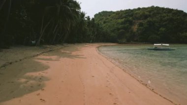 Balıkçı tekneleri ve Ocam Ocam Beach, Coron, Filipinler kıyılarının havadan alçak görüntüsü. Güzel tropik plajlar, mangrovlar, turkuaz sular, hindistan cevizi kaplı plajlar..