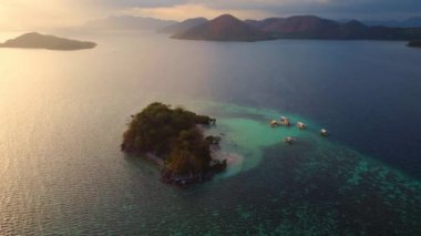 Coron Adası ve Filipinler 'deki Coron Adası açıklarındaki Beyaz Ada' nın 4k hava manzarası. Güzel tropik plajlar, mangrovlar, turkuaz sular, hindistan cevizi kaplı plajlar.. 