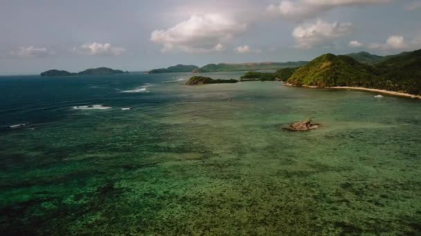 Balıkçı Tekneleri Ocam Ocam Beach Coron Filipinler Kıyılarının Havadan Alçak — Stok video