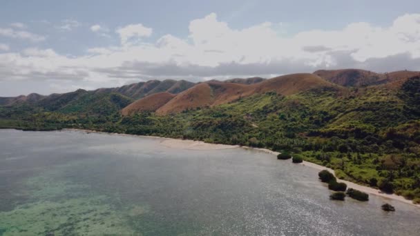 フィリピン マルキラビーチ コロンの空中4Kビュー映画 美しい風光明媚なトロピカルビーチ マングローブ ターコイズの海 — ストック動画