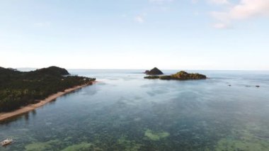 Marcilla Beach Coron, Filipinler üzerindeki hava 4k manzaralı sinemada. Manzaralı tropik plajlar, mangrovlar ve turkuaz sular.