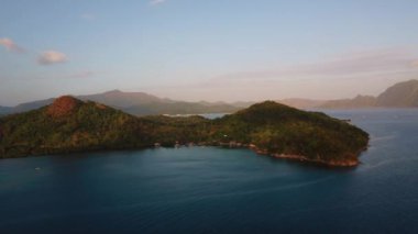Coron Adası ve Filipinler 'deki Coron Adası açıklarındaki Beyaz Ada' nın 4k hava manzarası. Güzel tropik plajlar, mangrovlar, turkuaz sular, hindistan cevizi kaplı plajlar.. 