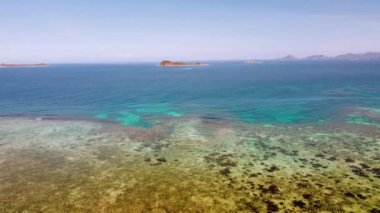 Marcilla Beach Coron, Filipinler üzerindeki hava 4k manzaralı sinemada. Manzaralı tropik plajlar, mangrovlar ve turkuaz sular..