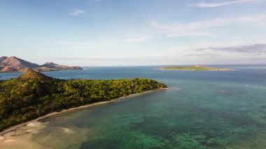 Marcilla Beach Coron, Filipinler üzerindeki hava 4k manzaralı sinemada. Manzaralı tropik plajlar, mangrovlar ve turkuaz sular..
