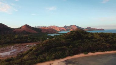 Marcilla Beach Coron, Filipinler üzerindeki hava 4k manzaralı sinemada. Manzaralı tropik plajlar, mangrovlar ve turkuaz sular..