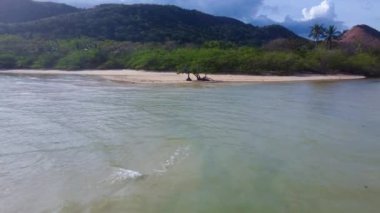 Marcilla Beach Coron, Filipinler üzerindeki hava 4k manzaralı sinemada. Manzaralı tropik plajlar, mangrovlar ve turkuaz sular..