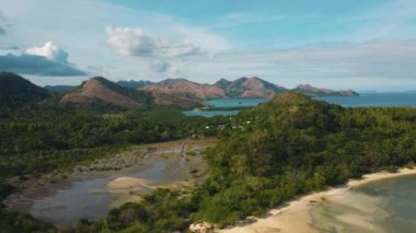 Marcilla Beach Coron, Filipinler üzerindeki hava 4k manzaralı sinemada. Manzaralı tropik plajlar, mangrovlar ve turkuaz sular..