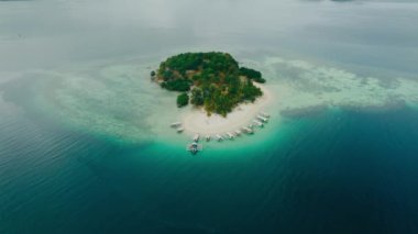 Coron Adası 'nın 4k hava manzarası ve Filipinler' deki Coron Adası 'nın kıyısından geçen bir ada. Güzel tropik plajlar, mangrovlar, turkuaz sular, hindistan cevizi kaplı plajlar..