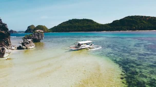 Pandangan Udara Drone Ditembak Pulau Pulau Kecil Dan Pantai Sekitar — Stok Video
