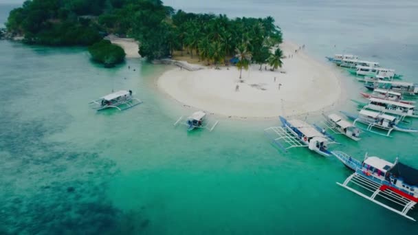 フィリピン本土コロン島沖のコロン島とパスアイランドの空の4Kビュー 美しい風光明媚なトロピカルビーチ マングローブ ターコイズウォーター ココナッツライニングビーチ — ストック動画
