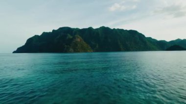 Coron Adası 'nın Filipinler' deki Coron Adası açıklarındaki 4k hava manzarası. Güzel tropik plajlar, mangrovlar, turkuaz sular, hindistan cevizi kaplı plajlar. Çarpıcı gün batımı