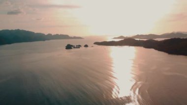 Coron Adası 'nın Filipinler' deki Coron Adası açıklarındaki 4k hava manzarası. Güzel tropik plajlar, mangrovlar, turkuaz sular, hindistan cevizi kaplı plajlar. Çarpıcı gün batımı
