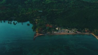 Coron Adası 'nın Filipinler' deki Coron Adası açıklarındaki 4k hava manzarası. Güzel tropik plajlar, mangrovlar, turkuaz sular, hindistan cevizi kaplı plajlar. Çarpıcı gün batımı