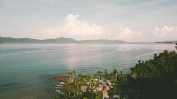 フィリピンのパラワンにあるポートバートン港を4K上空で眺める 晴れた朝 青い海と空 — ストック動画