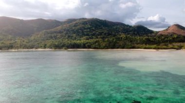 Marcilla Beach Coron, Filipinler üzerindeki hava 4k manzaralı sinemada. Manzaralı tropik plajlar, mangrovlar ve turkuaz sular..