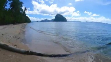 Tropikal bir sahil boyunca yürürken 4k süratli hiper kayma .