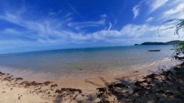 Filipinler 'deki beyaz bir kumsalda dalgaların 4k görüntüsü.