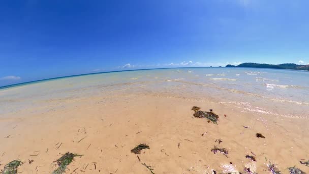 フィリピンの白い砂浜に波が4Kビュー — ストック動画