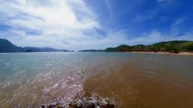 Canlı tropikal resifler ve Filipinler açıklarında sallanan martılar arasında şnorkel. Kristal berrak sular ve renkli deniz yaşamı. 4k Gopro