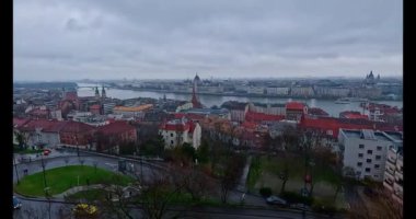 Macaristan, Budapeşte 'nin 4k HDR mimari harikaları. Buda Şatosu, Balıkçı Kalesi, Tuna Nehri boyunca uzanan ikonik Zincir Köprüsü, Macar Parlamento Binası, Kale Bölgesi, Termal Hamamlar. 