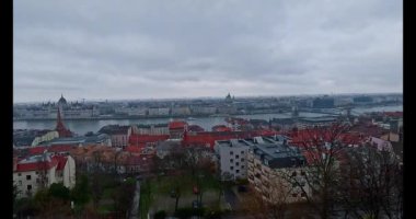 Macaristan, Budapeşte 'nin 4k HDR mimari harikaları. Buda Şatosu, Balıkçı Kalesi, Tuna Nehri boyunca uzanan ikonik Zincir Köprüsü, Macar Parlamento Binası, Kale Bölgesi, Termal Hamamlar. 
