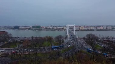 Macaristan, Budapeşte 'nin 4k HDR mimari harikaları. Buda Şatosu, Balıkçı Kalesi, Tuna Nehri boyunca uzanan ikonik Zincir Köprüsü, Macar Parlamento Binası, Kale Bölgesi, Termal Hamamlar. 