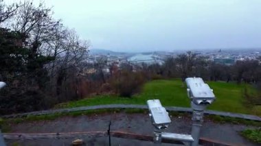 Macaristan, Budapeşte 'nin 4k HDR mimari harikaları. Buda Şatosu, Balıkçı Kalesi, Tuna Nehri boyunca uzanan ikonik Zincir Köprüsü, Macar Parlamento Binası, Kale Bölgesi, Termal Hamamlar. 