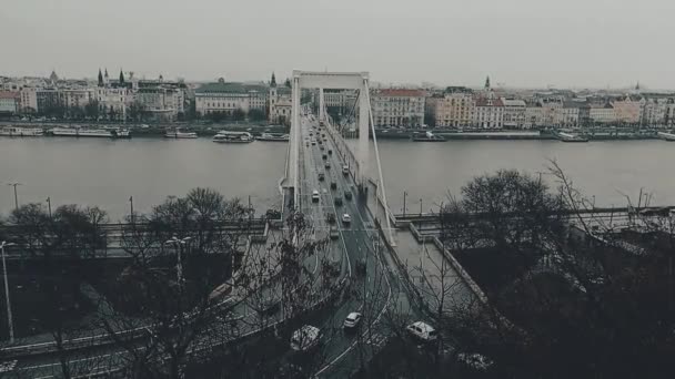 ハンガリーのブダペストの4K Hdr建築の驚異 フィッシャーマンズベースのブダ城 デナウ川 ハンガリー議会ビル キャッスルディストリクト サーマルバスの象徴的なチェーンブリッジ — ストック動画