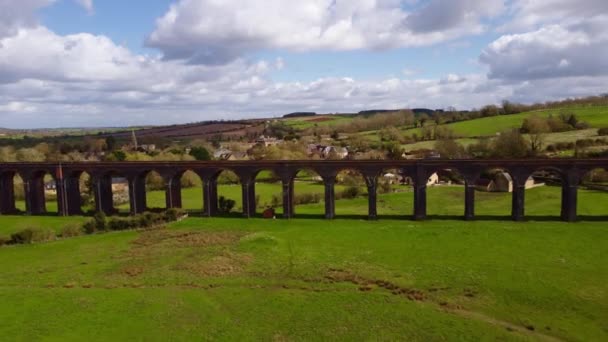 Ponte Ferroviária Viaduto Completo Revelar Uma Aldeia Aninhada Vale Inglaterra — Vídeo de Stock