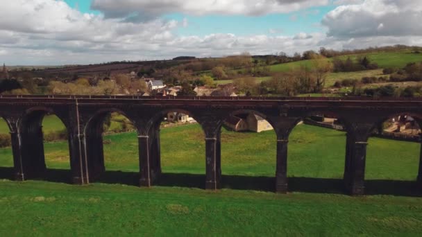 Pont Ferroviaire Viaduc Plein Révélation Village Niché Dans Vallée Dans — Video