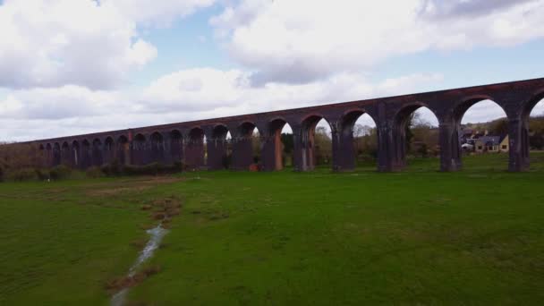 Pont Ferroviaire Viaduc Plein Révélation Village Niché Dans Vallée Dans — Video