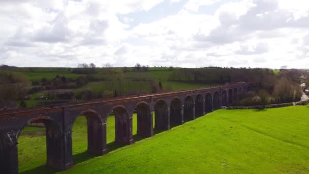 Järnvägsbro Viadukt Full Avslöja Inbäddat Dalen Landsbygden England — Stockvideo