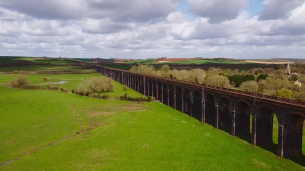 Ponte Ferroviária Viaduto Completo Revelar Uma Aldeia Aninhada Vale Inglaterra — Vídeo de Stock