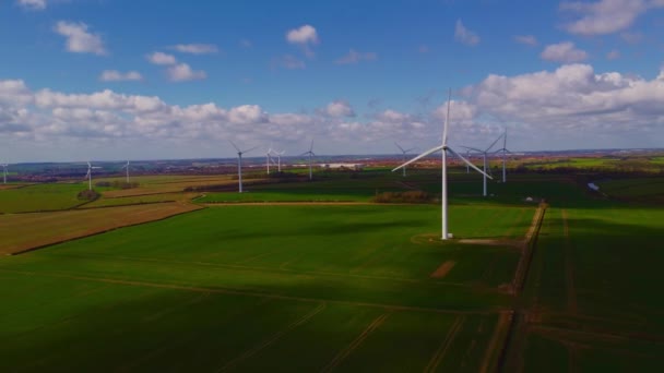 Flygbilder Turbinvindkraftverk Vindkraftpark Den Engelska Landsbygden Förnybar Energi — Stockvideo