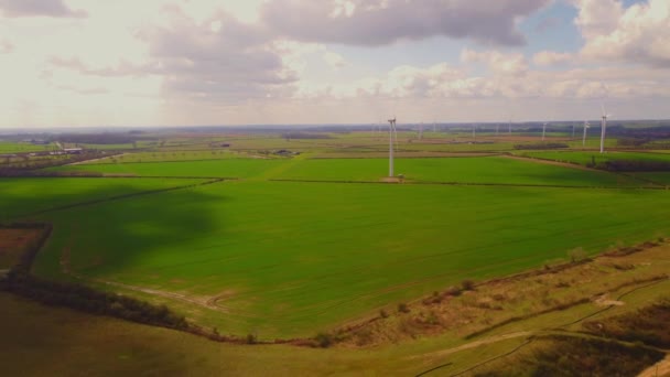 Imágenes Aéreas Turbine Windmills Parque Eólico Inglaterra Rural Energía Renovable — Vídeos de Stock